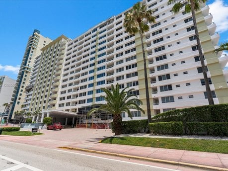 5005 Collins Ave Apt 222