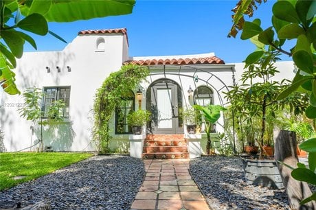 1214 Capri St
