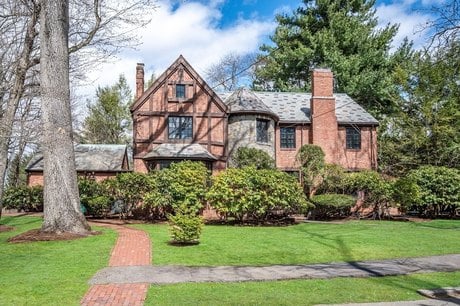 81 Brackett Rd