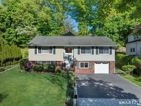 61 Center Dr