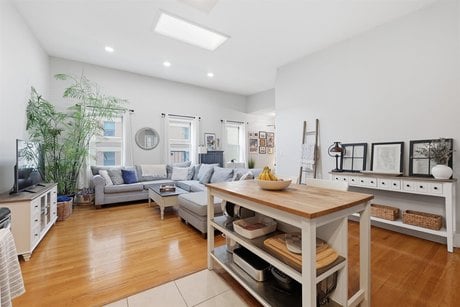 309 1st St Unit 3B