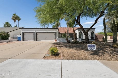 4568 E Paradise Ln