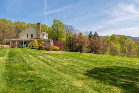527 Sleighbell Ln