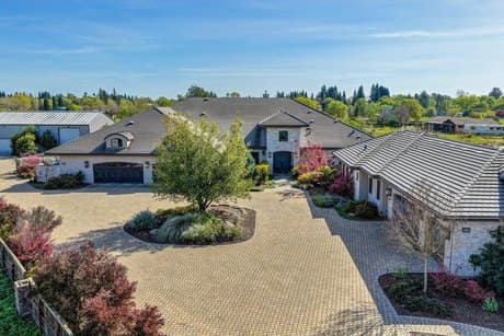 8617 Sleepy Hollow Ln
