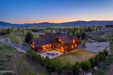 6120 Snowview Dr