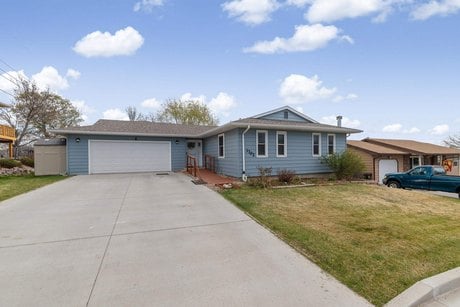 3702 Parkview Dr
