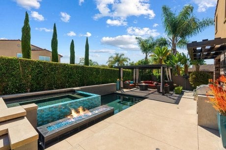 809 Dolphin Cir
