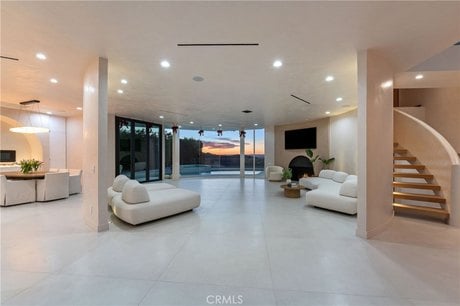 8045 Mulholland Dr