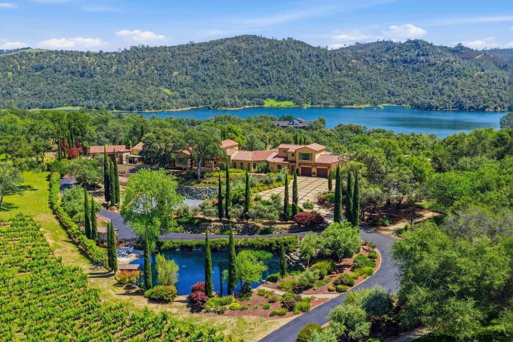 9688 Clos Du Lac Cir listing photo