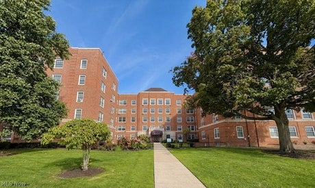 19101 Van Aken Blvd Apt 219