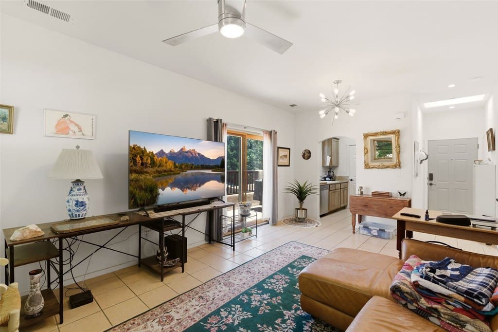 601 W San Mateo Rd Apt 202