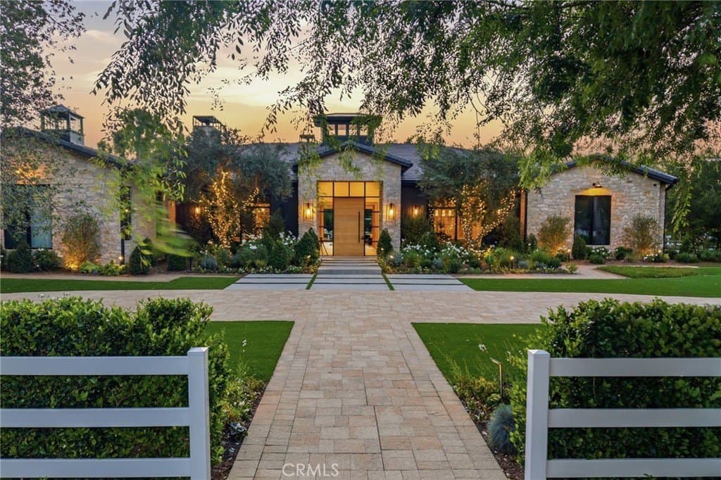 5241 Twin Oaks Rd listing photo